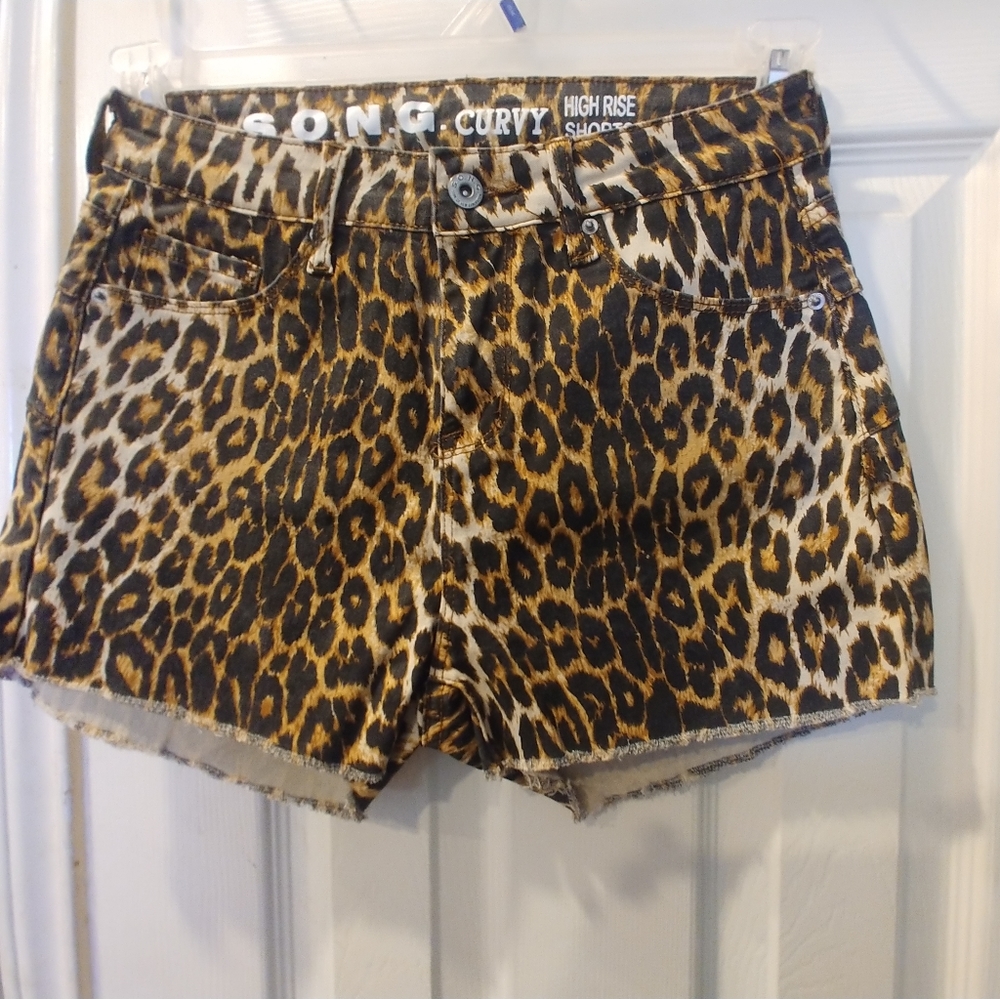 S.O.N.G. CURVY 7/28 LEOPARD HIGH RISE SHOR…